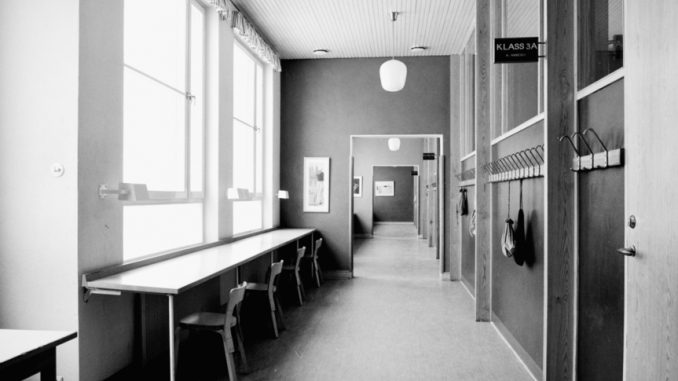 skola-interior-av-korridor-med-vaggmonterat-bord-langs-med-fonstervaggen-254312-1024