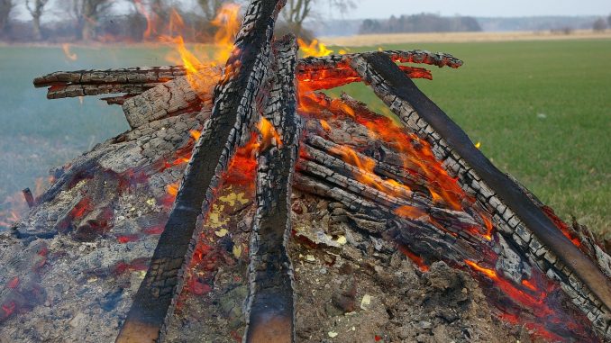 bonfire-721345_1920